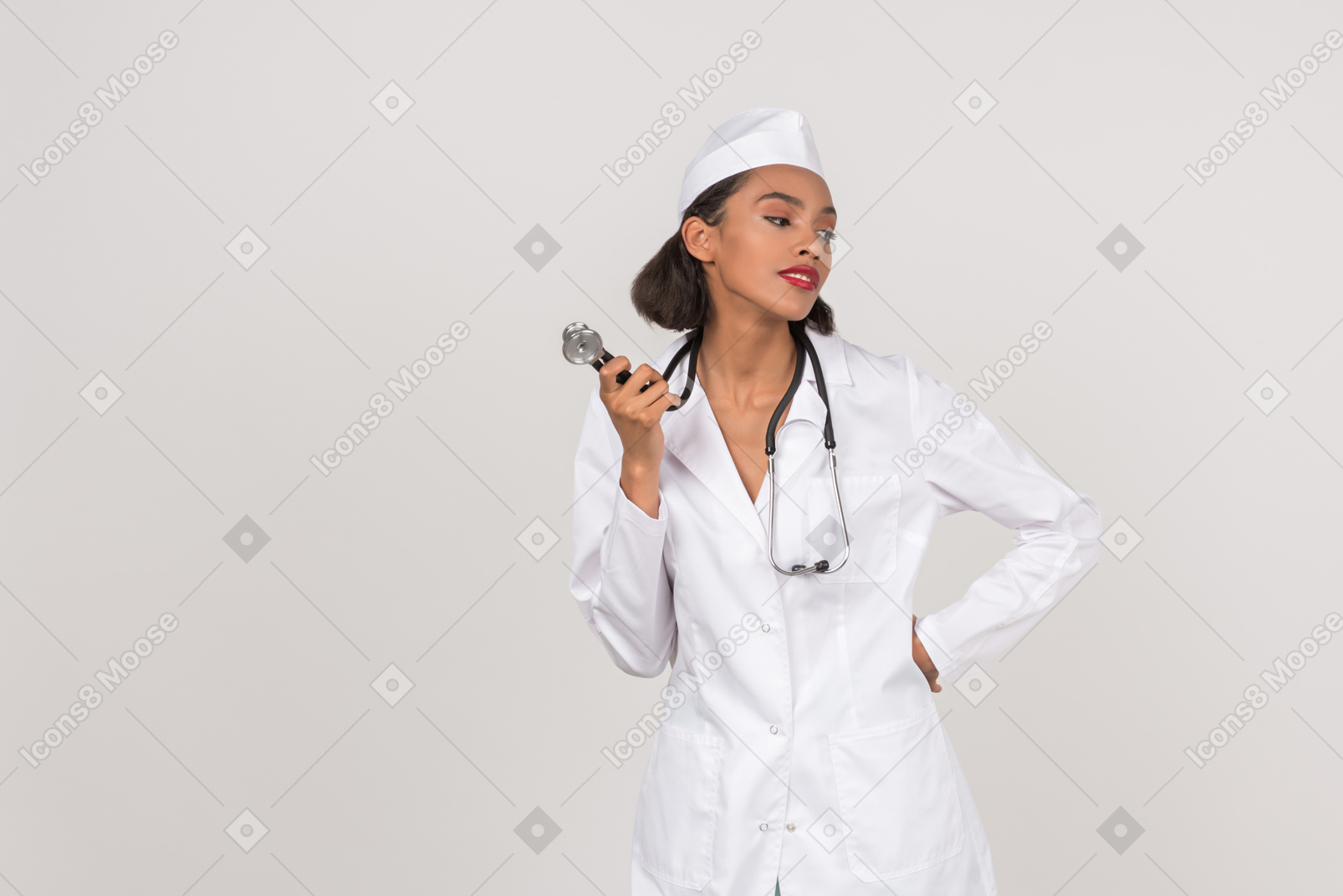Attraente giovane dottoressa in possesso di uno stetoscopio