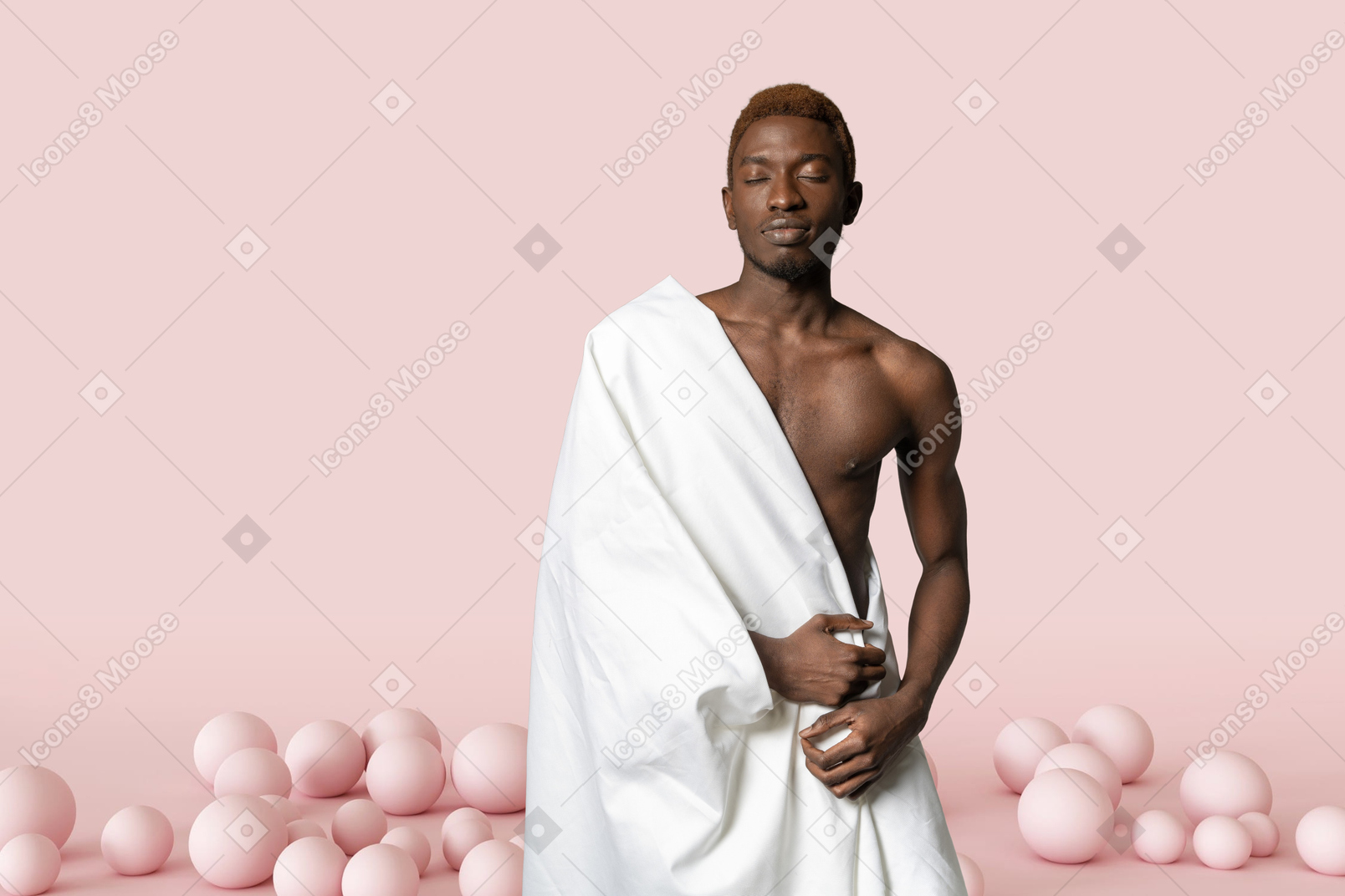 Homem nu em lençóis brancos em pé