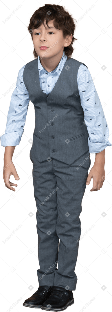 灰色のスーツを着た少年の正面図