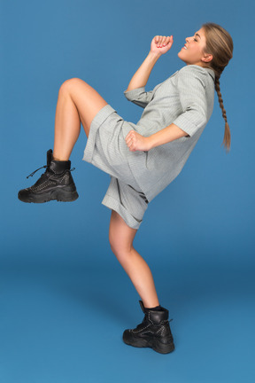 Mujer joven practicando artes marciales