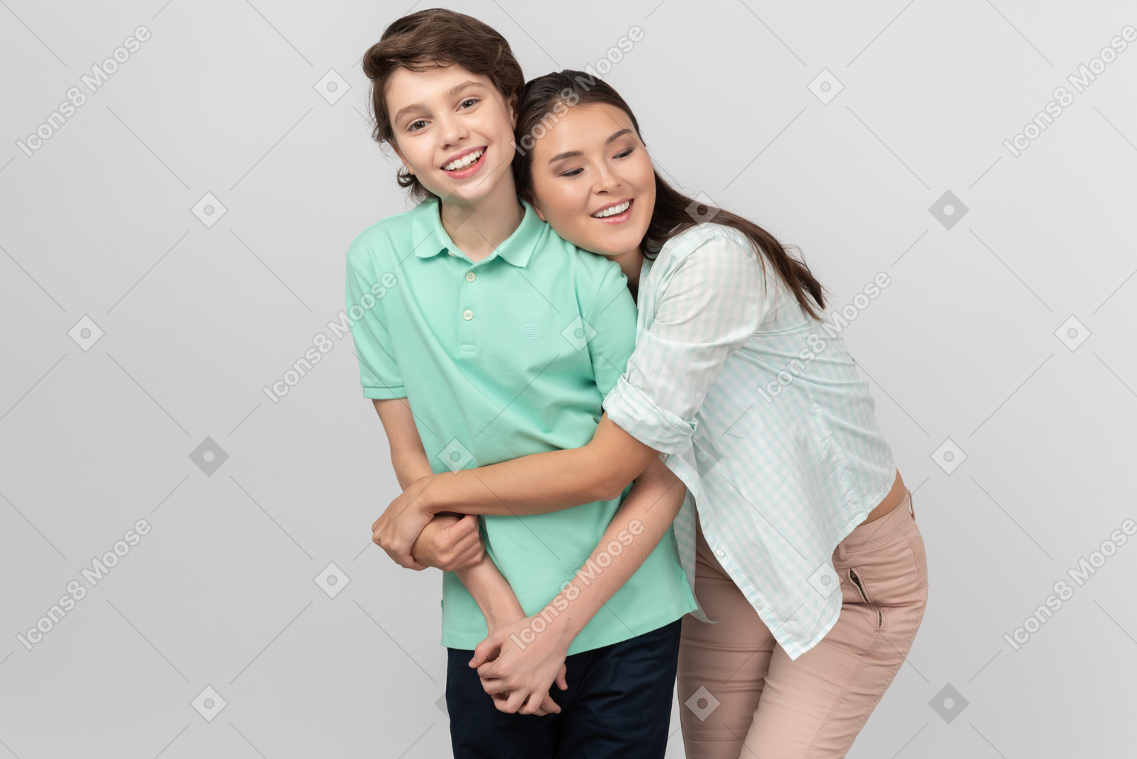 Счастливая мать обнимает сына