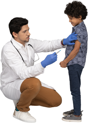 Médico fazendo uma injeção no menino