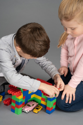 Bambini che giocano a lego