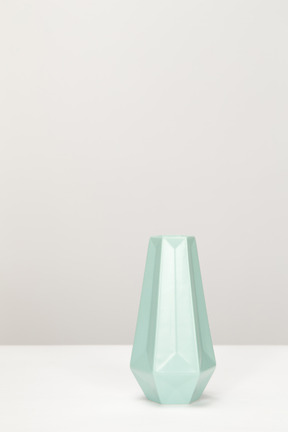 Leere graue vase auf weißer tabelle
