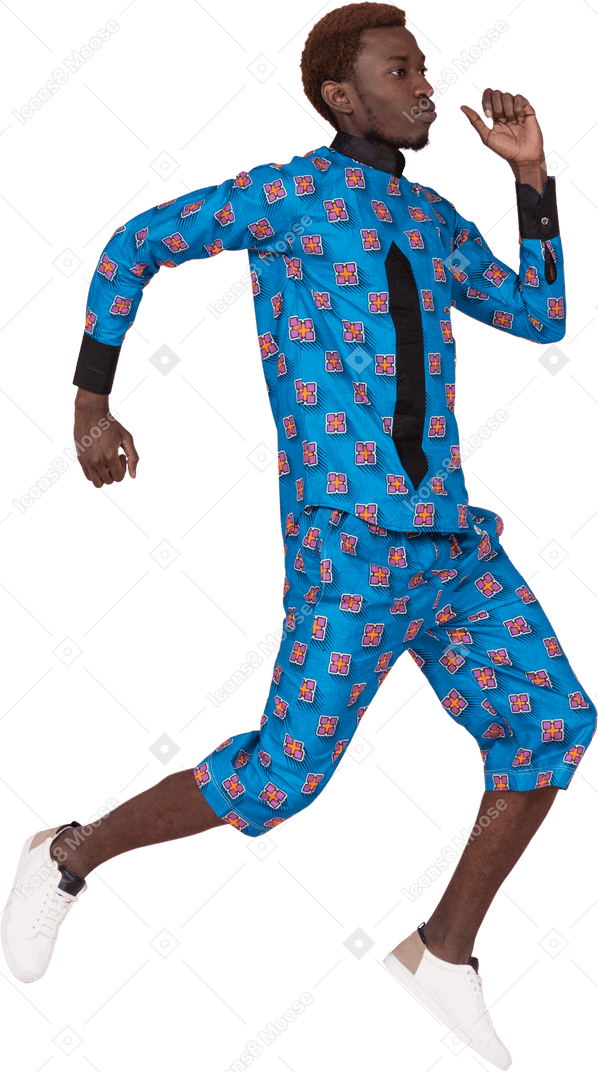 Черный человек в синей пижаме прыгает