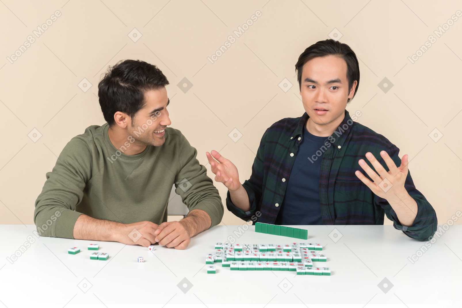 Junge interracial freunde sitzen am tisch und spielen scramble-spiel