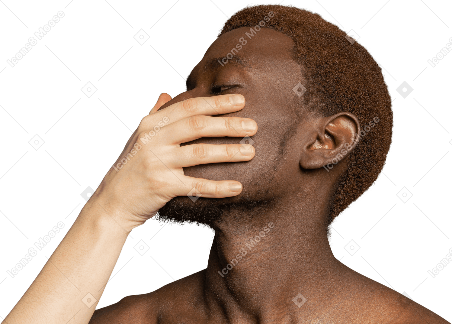 Main blanche touchant le visage d'un jeune homme noir
