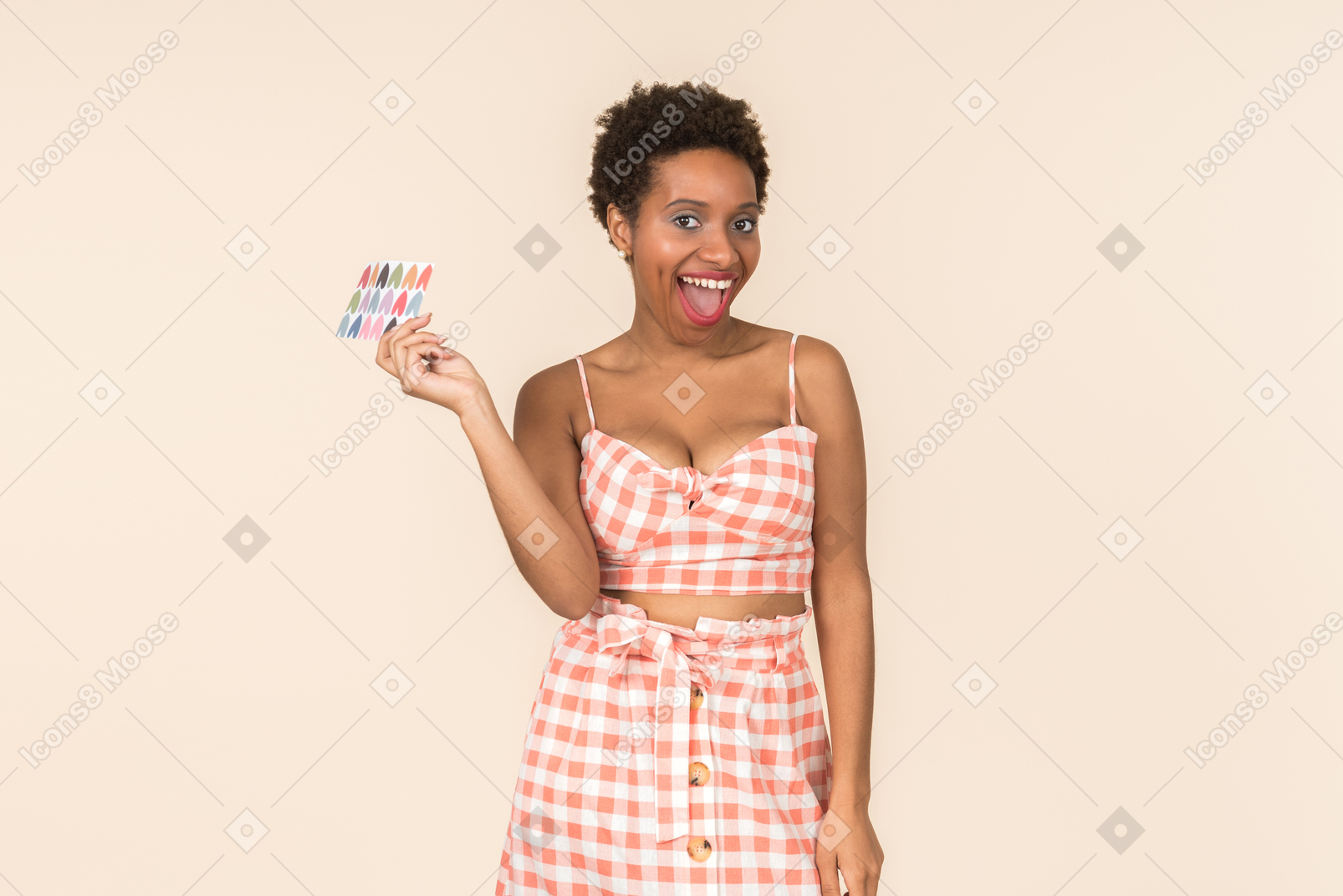 Jovem mulher de cabelo curto preto em um top xadrez e uma saia com uma carta de amor na mão