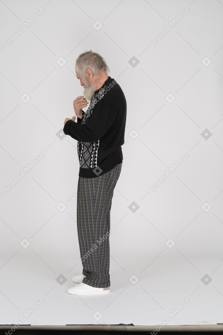 Вид сбоку на пожилого мужчину, поправляющего рукав