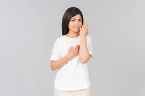 Soñadora niña india tocando su rostro con una mano