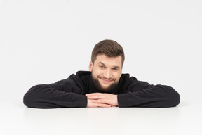 Portrait d'un jeune homme caucasien souriant