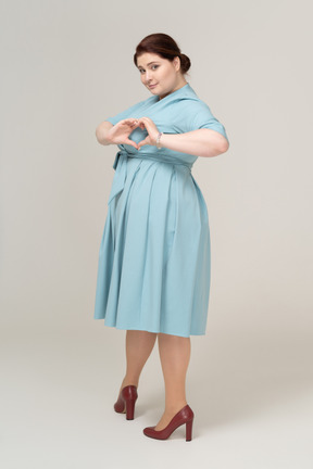Vista lateral, de, un, mujer, en, vestido azul, actuación, corazón, gesto