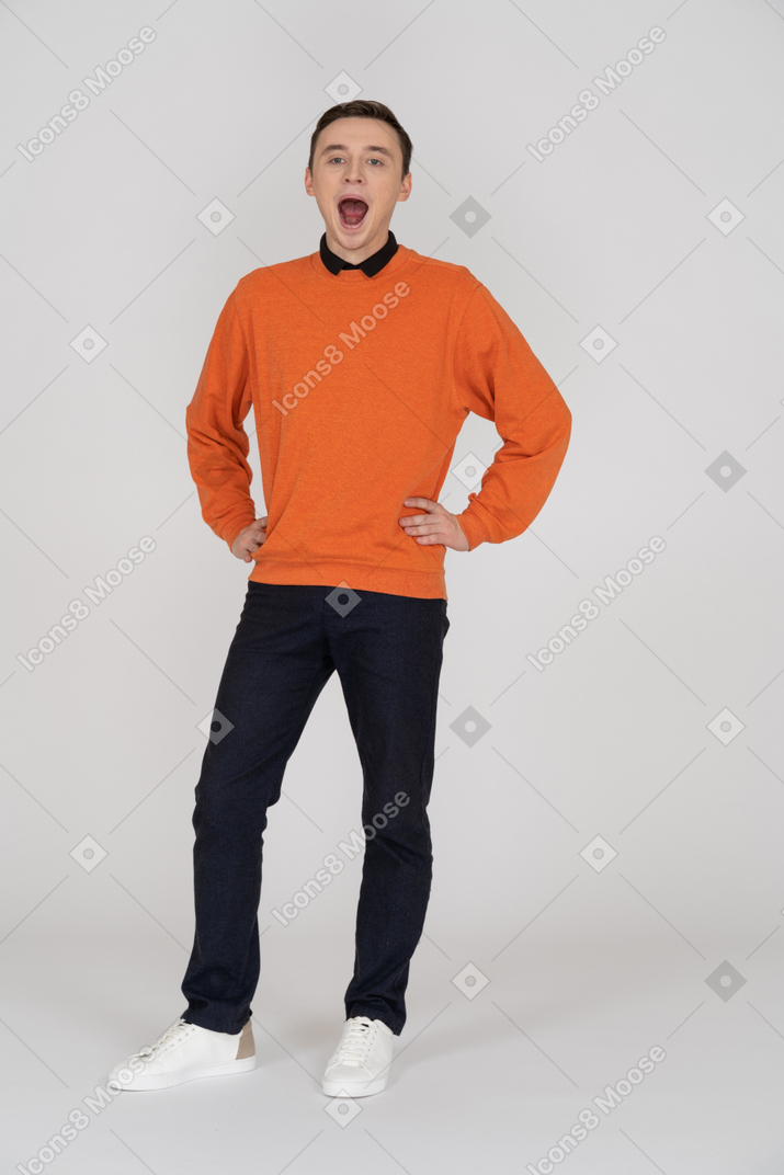 주황색 스웨터 서 있는 젊은 남자