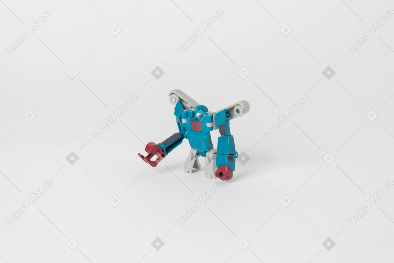 Uma figura de transformador de brinquedo de cores azuis e brancas em pé contra um fundo branco liso