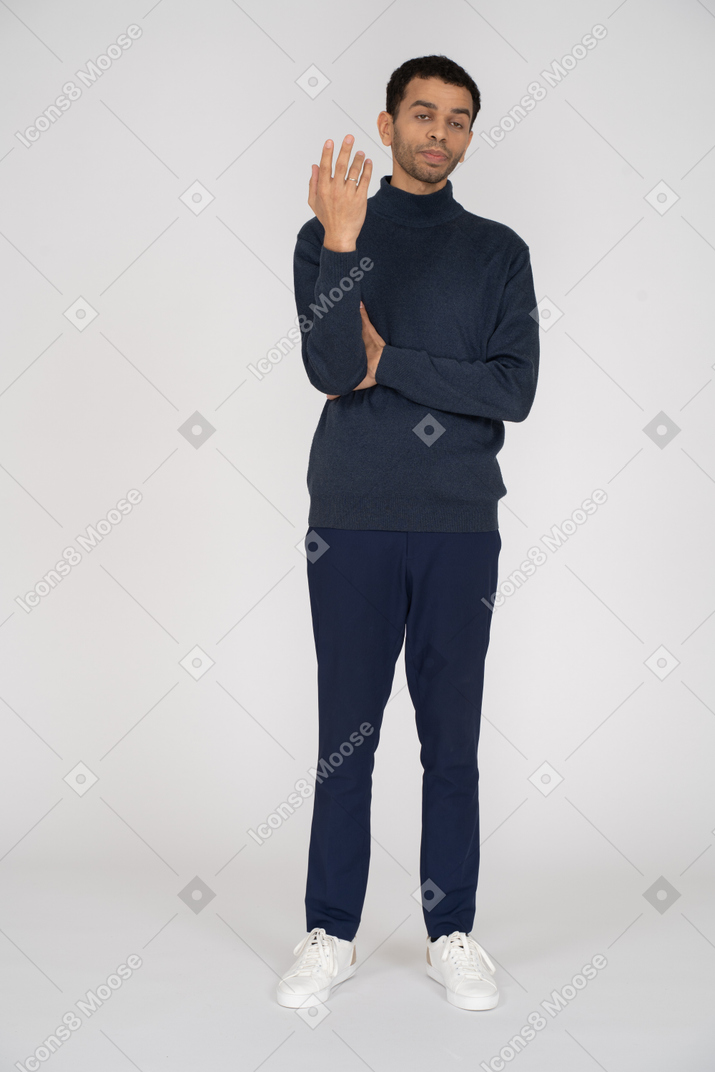 Homem em roupas pretas em pé