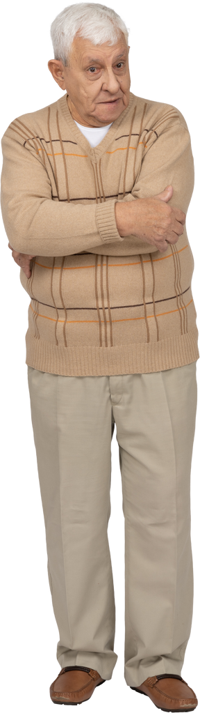 Vista frontale di un vecchio in abiti casual in piedi con le braccia incrociate