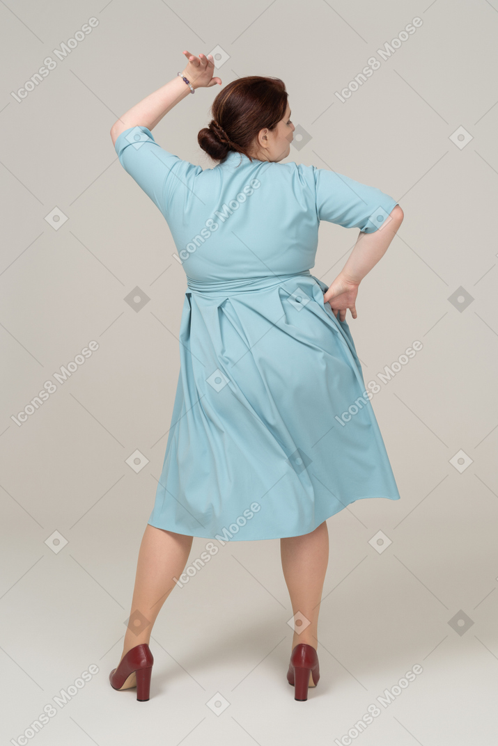 Vista trasera, de, un, mujer, en, vestido azul, bailando