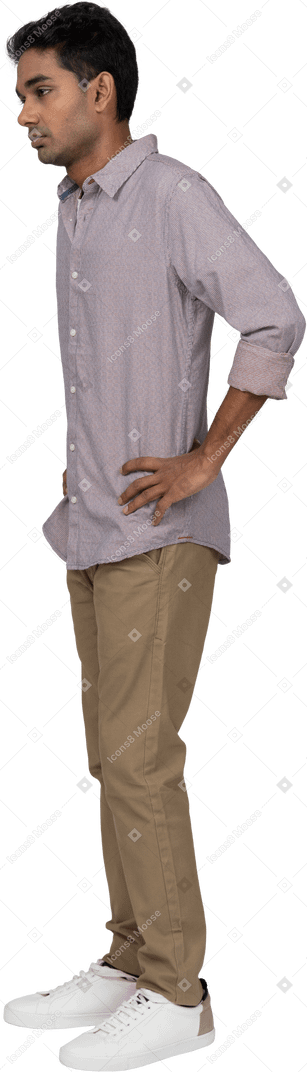 Hombre en ropa casual de pie