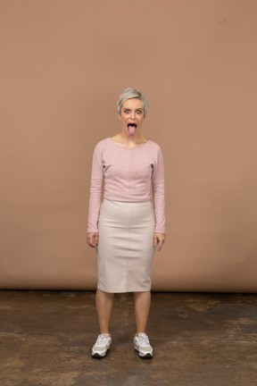 舌を示すカジュアルな服装の女性の正面図