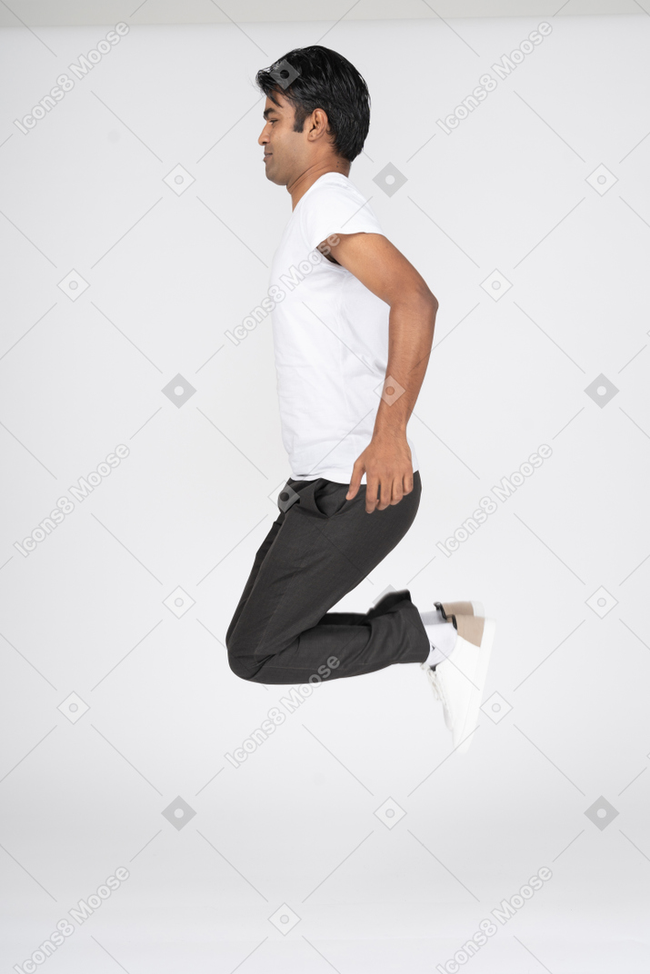 Homme en t-shirt blanc sautant