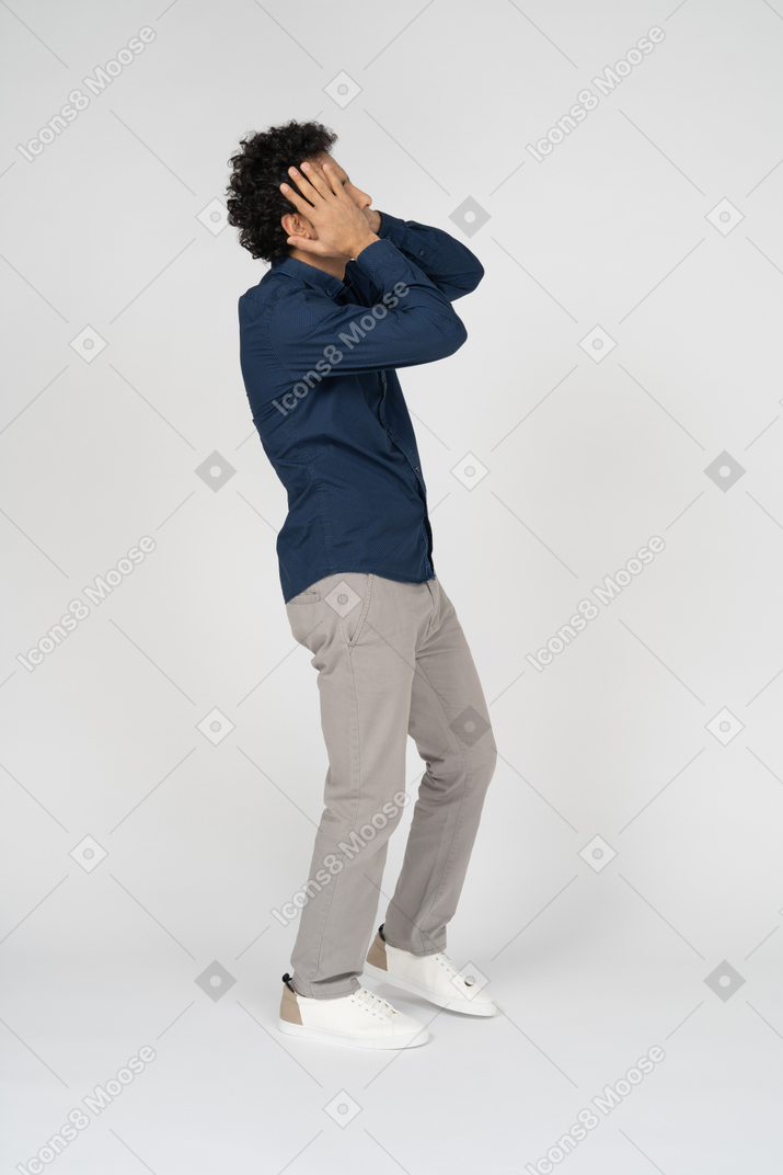 Vista laterale di un uomo in abiti casual che tocca la testa