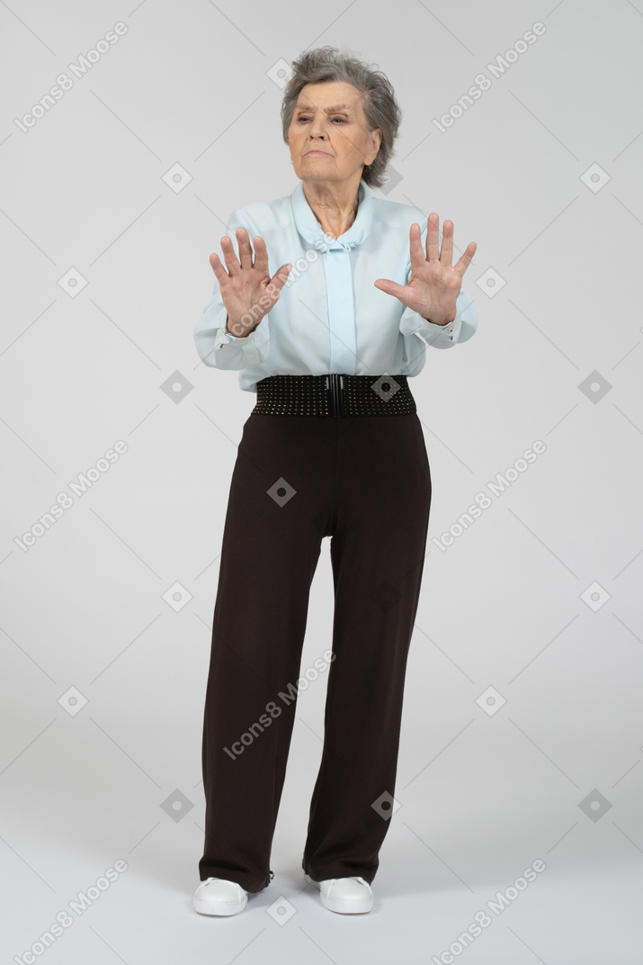 Пожилая дама делает стоп-жест