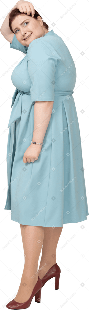 프로필에서 포즈를 취하는 파란 드레스를 입은 여자