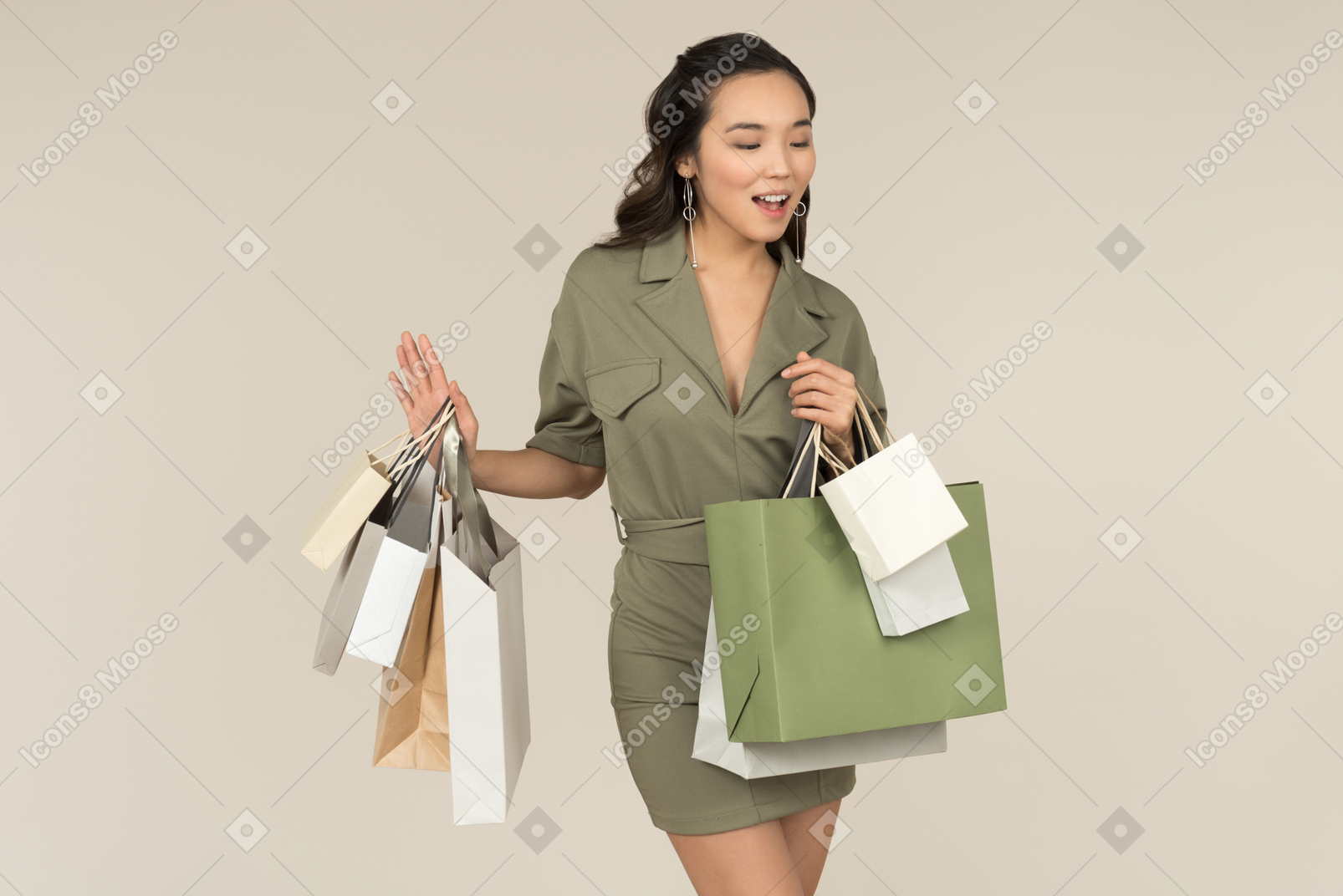 買い物袋を保持している若い女性