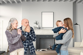 Les grands-parents sont surpris de voir leur grandkid pour la première fois