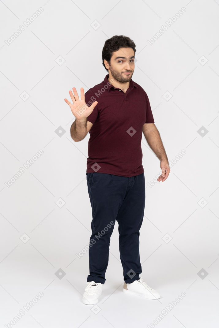Homem sério mostrando cinco dedos