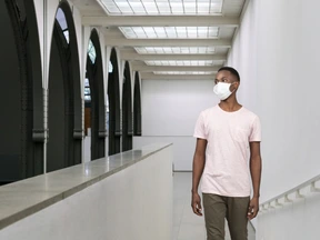 Joven vistiendo mascarilla y caminando