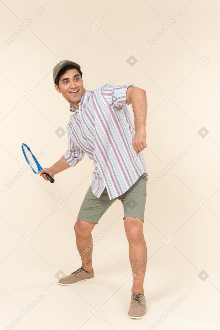 Jeune, caucasien, tenue, raquette tennis