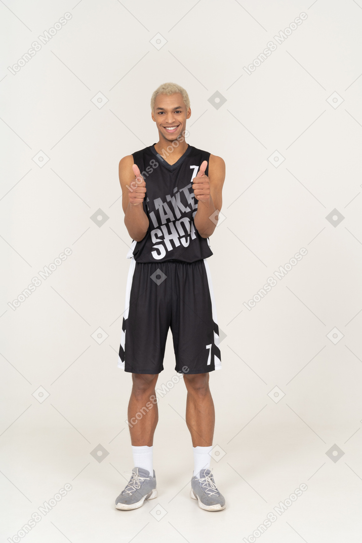 Vista frontale di un giovane giocatore di basket maschile che mostra i pollici in su