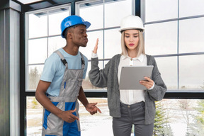 Construction worker wants to kiss a female architect