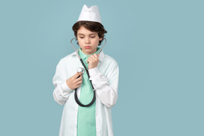 Adolescent attrayant dans la tenue d'un docteur