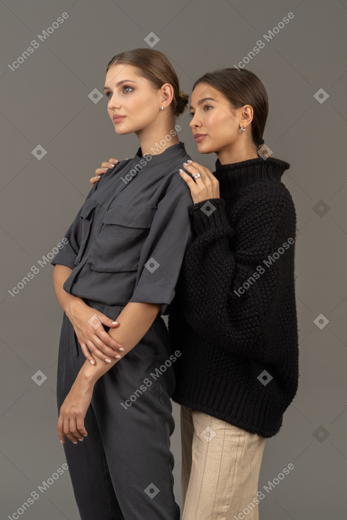 Duas mulheres posando e olhando para longe