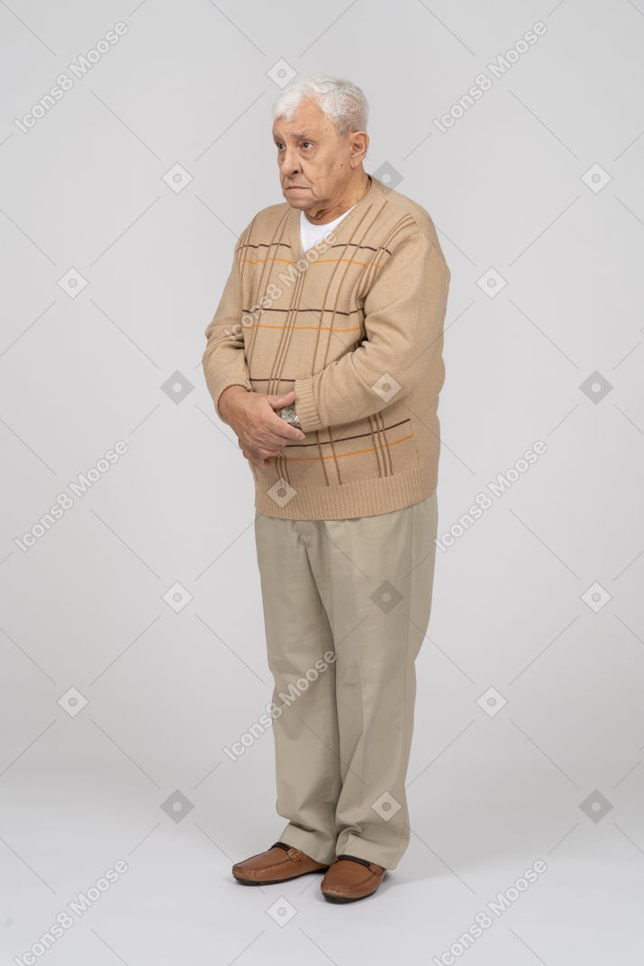 Vue de face d'un vieil homme en vêtements décontractés, immobile