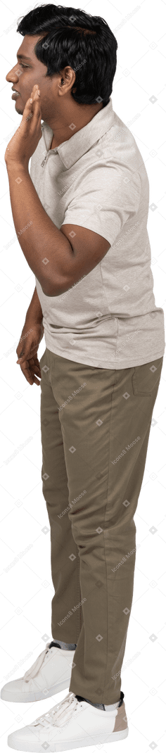 Homme en tenue décontractée debout