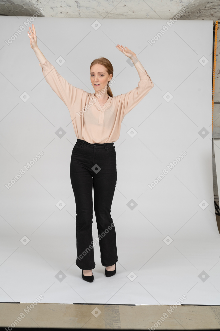 Mulher com blusa bonita em pé