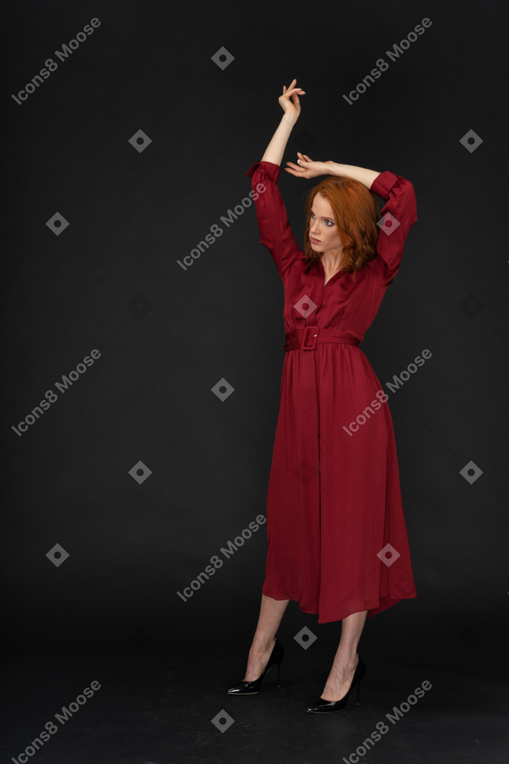 Jeune femme rousse en robe rouge