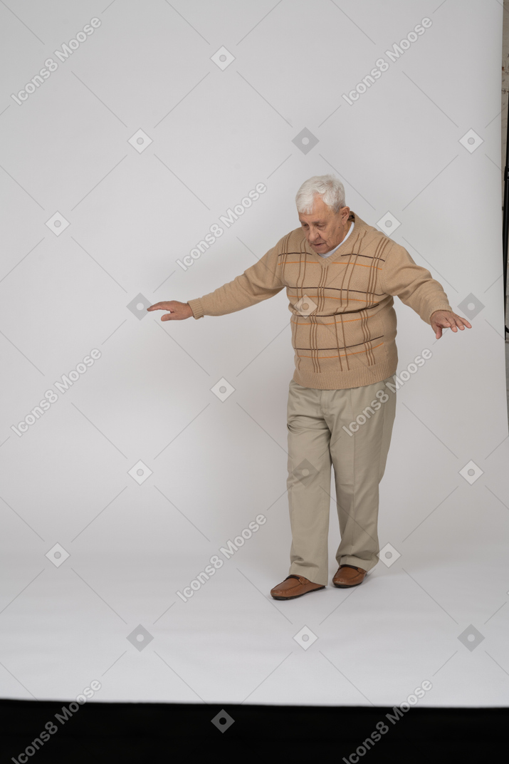Vorderansicht eines alten mannes in freizeitkleidung, der vorwärts geht