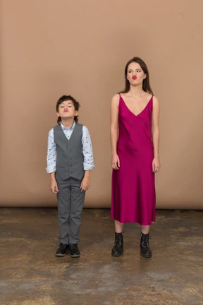 Vista frontal de un niño y una mujer engañando aroung