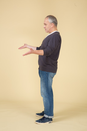 Homme en tenue décontractée debout