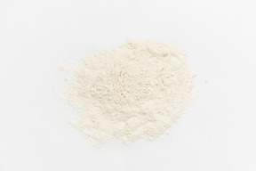 Farine en poudre sur fond blanc