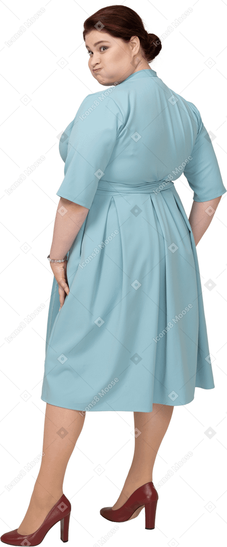 Retrovisor de uma mulher de vestido azul fazendo caretas