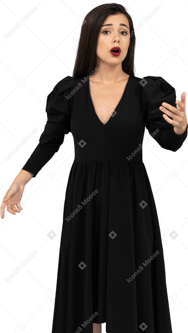 黒のドレスを着たオペラの女性歌手の正面図