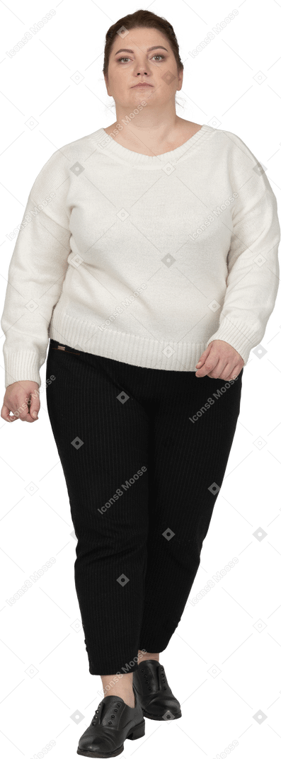 一个穿着休闲服的胖女人走路的前视图