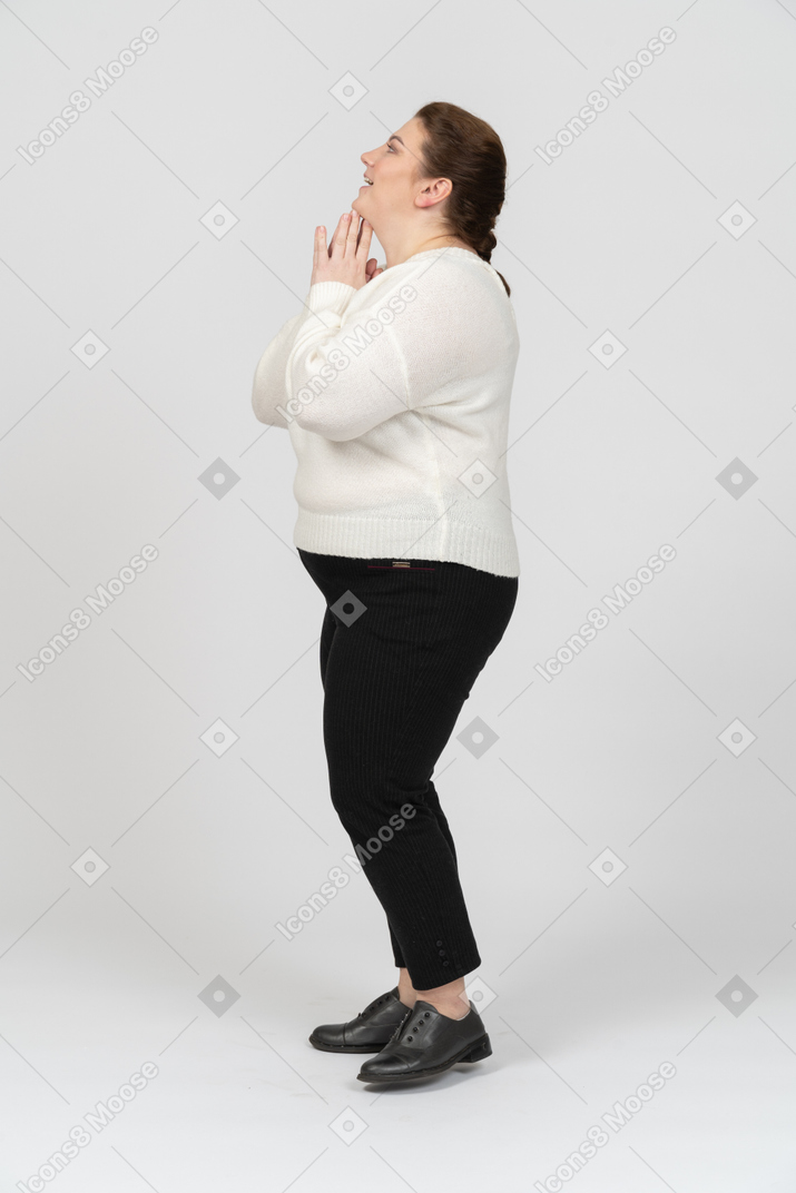 Donna grassoccia sorpresa in maglione bianco