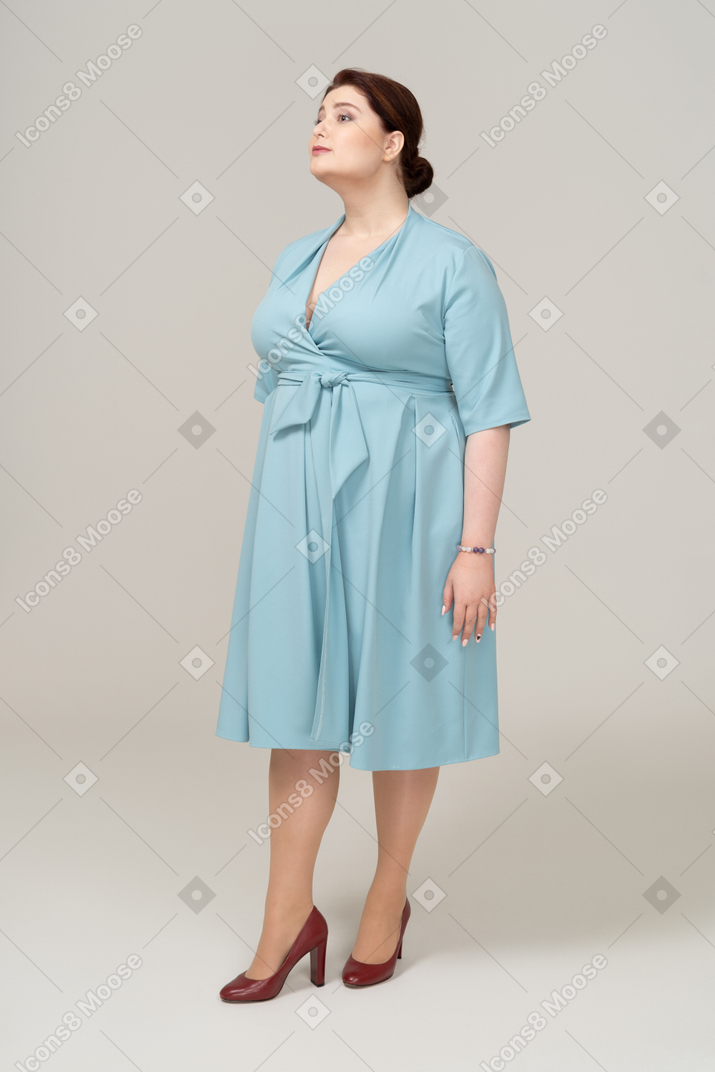 파란 드레스를 입은 여성의 전면 모습