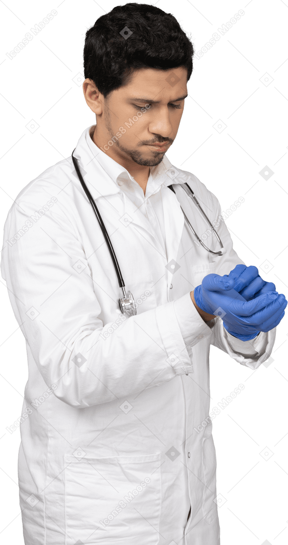Doctor poniéndose guantes azules